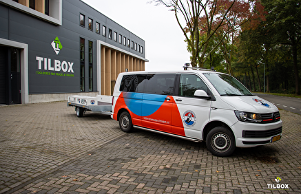 Tilbox ondersteunt VST met opbergkisten voor materiaalaanhanger