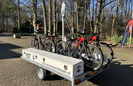 Veteranen Search Team neemt nieuwe multifunctionele inzetaanhanger in gebruik.